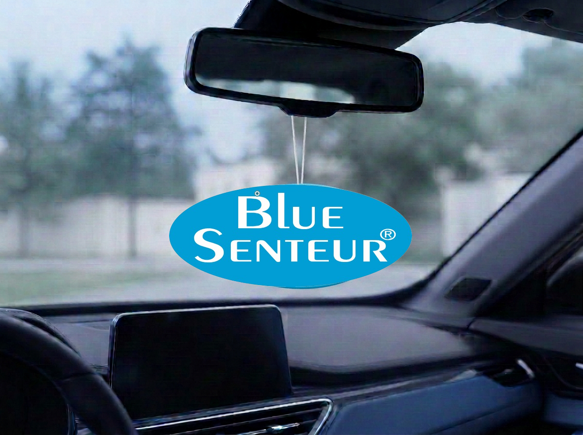 Logo ovale Blue Senteur suspendu à un rétroviseur intérieur entièrement visible